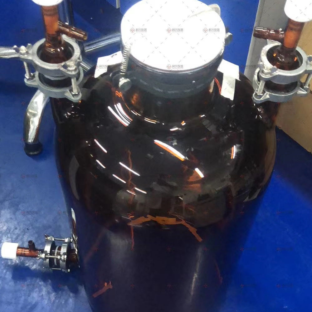 棕色雙層玻璃反應(yīng)釜的作用是什么?
1-200H4110335T2.jpg
棕色雙層玻璃反應(yīng)釜顧名思義就是釜體呈棕色的高硼硅玻璃,其耐腐蝕性強(qiáng)。
在設(shè)計(jì)上以及在造型的方面可以結(jié)合不同的特點(diǎn)。對(duì)于玻璃的厚度以及玻璃瓶的尺寸等等都有一定的要求。所以它的腐蝕性良好。能夠獲得的防火性能也是很強(qiáng)的。所以在挑選玻璃瓶的時(shí)候,可以根據(jù)它的使用的厚度,以及他的耐磨性等方面來結(jié)合。因此在設(shè)計(jì)上還會(huì)更加合理。我們可以根據(jù)它的整體功能和特點(diǎn),來選擇不同的類型,還可以根據(jù)自己的需求來挑選不同的尺寸。
為什么試驗(yàn)要用棕色玻璃而不是黑色玻璃呢?
黑色表示入射光完全被吸收而沒有反射光,因此黑色玻璃瓶就不透明了,使用棕色玻璃瓶的目的之一就是使用者在使用之前就可以觀察到瓶?jī)?nèi)所盛物質(zhì)的狀態(tài)和多少,因此可以有準(zhǔn)備的進(jìn)行取用,避免可能出現(xiàn)的危險(xiǎn)。一些見光敏感的物質(zhì)對(duì)能量較高的光(波長較短),如藍(lán)色~紫色波段的光很敏感,而對(duì)能量低的紅色光并不敏感,也就是說,只要濾去可見光中的高能量波段的光就可以避免藥品見光分解了,并不是要濾去所有的可見光。 很多物質(zhì)是見光易分解的物質(zhì),比如濃硝酸,碘化銀,溴化銀,氯化銀,等等。所以這類物質(zhì)需用棕色玻璃瓶貯存,防止他們分解,而且還要放在陰涼背光出。 無色玻璃瓶的可以裝的物質(zhì)就很多了,只要見光不分解,不與二氧化硅(玻璃的主要成分)反應(yīng)就可以用無色的裝。(注意,氫氟酸用塑料瓶裝) 有些化學(xué)試劑屬于畏光物質(zhì),也就是見光分解,或者受熱易分解的藥品,并將瓶子置于陰涼處,一般將濃 、鹵化銀、氯水、溴水、碘水等存放于棕色瓶中。棕色瓶能吸收絕大多數(shù)可見光,可以將它用于保存畏光物質(zhì)。并非大部分藥品都裝在棕色瓶里,只有AgBr,HNO3等見光易分解的藥品才儲(chǔ)存在棕色玻璃瓶?jī)?nèi)。我司可根據(jù)客戶實(shí)驗(yàn)要求定制棕色雙層玻璃反應(yīng)釜。
棕色玻璃反應(yīng)釜.jpg